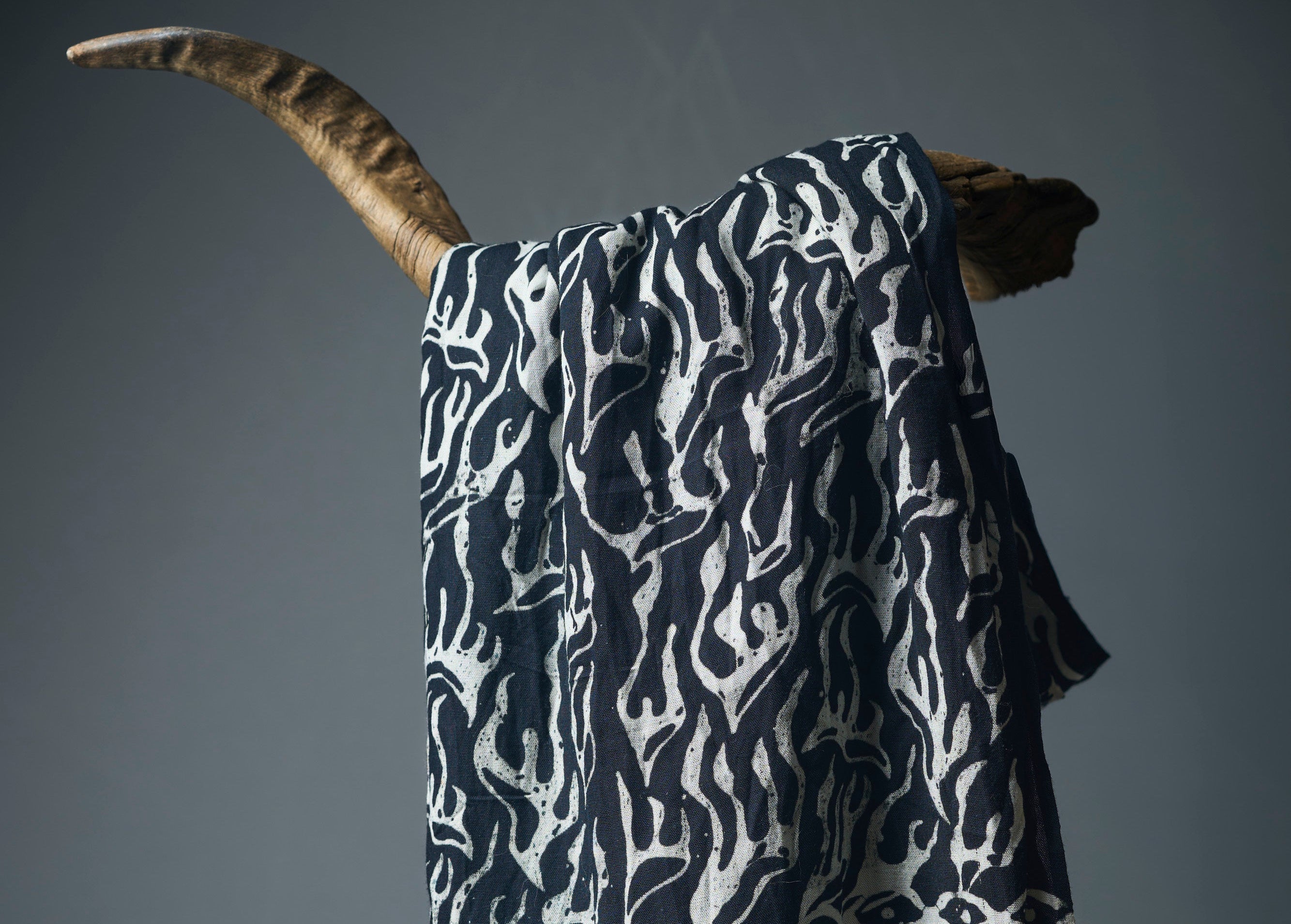 Luxe rayon sarong zwart/wit - Stijlvolle, lichte cover-up & strandhanddoek