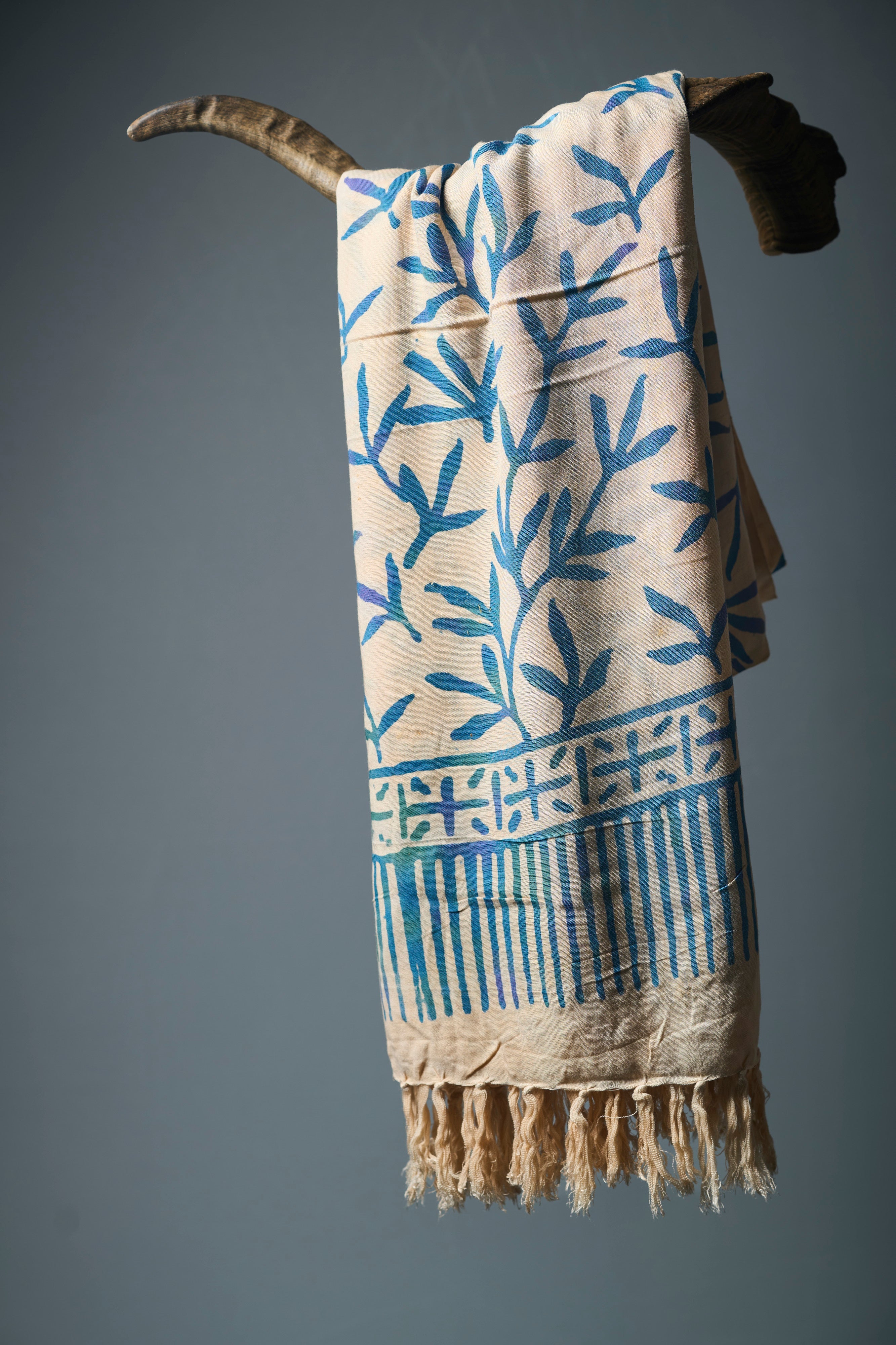 Luxe rayon sarong crème/blauw - Stijlvolle, lichte cover-up & strandhanddoek