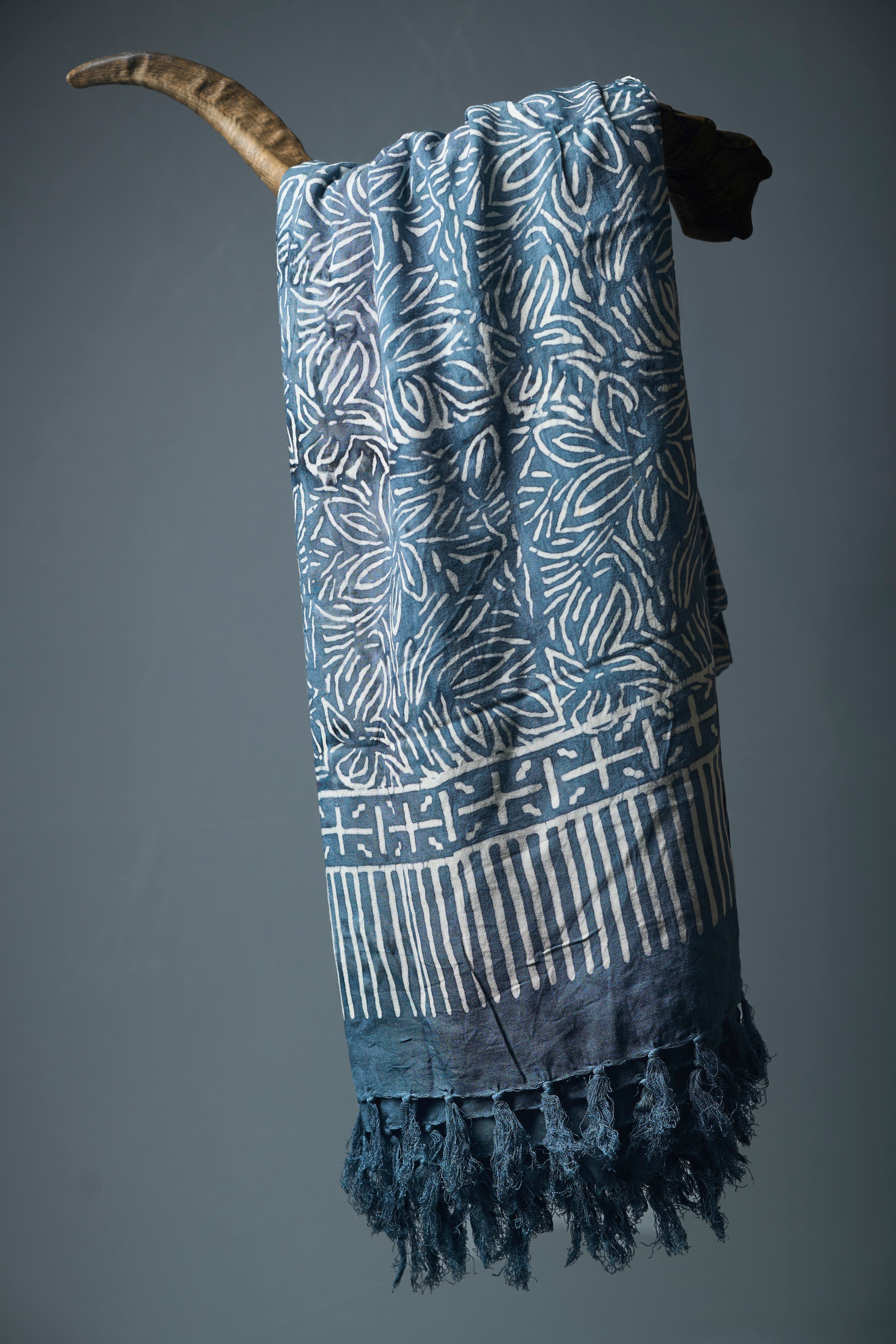 Luxe rayon sarong blauw/wit - Stijlvolle, lichte cover-up & strandhanddoek