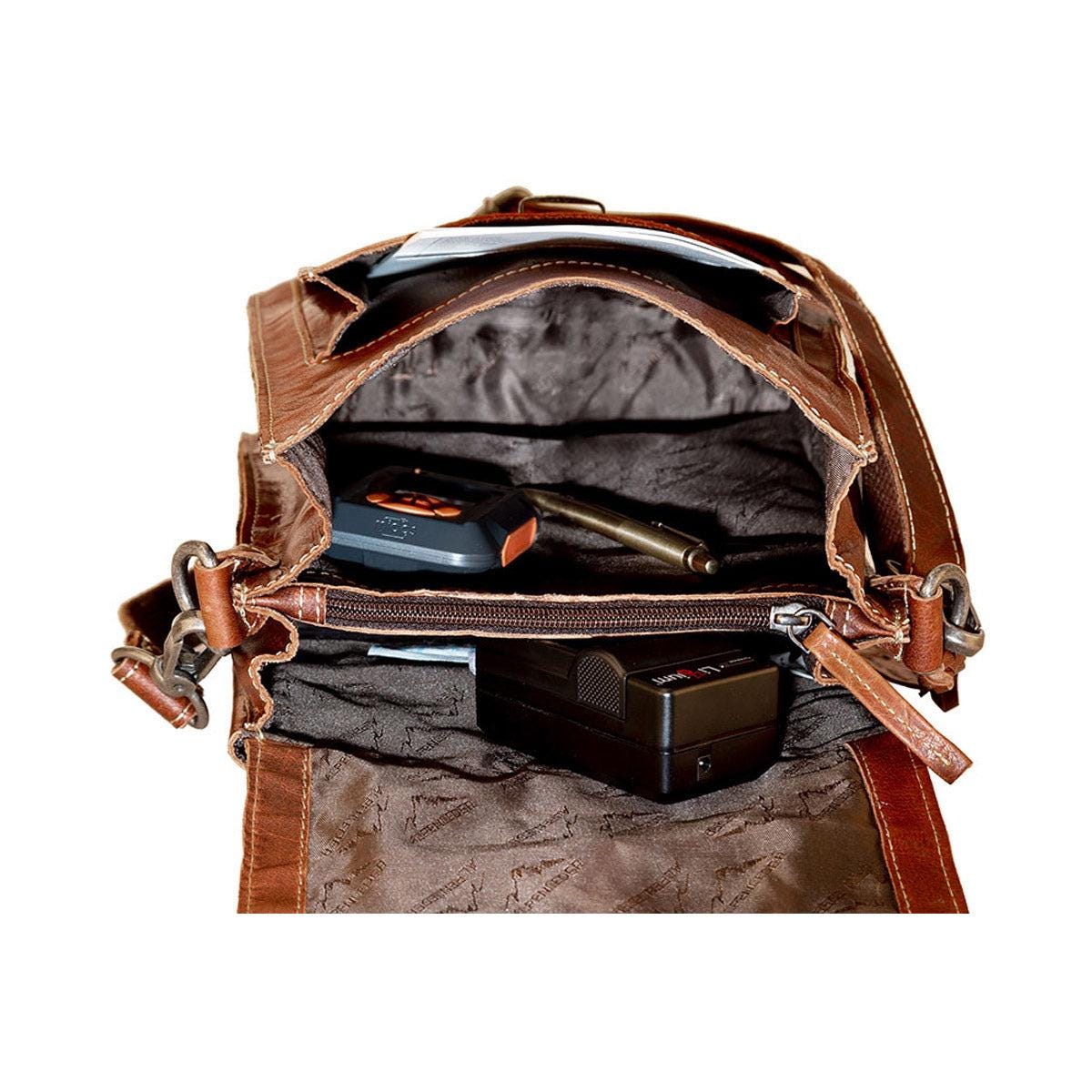 Zijkant van de tas met verstelbare leren schouderband