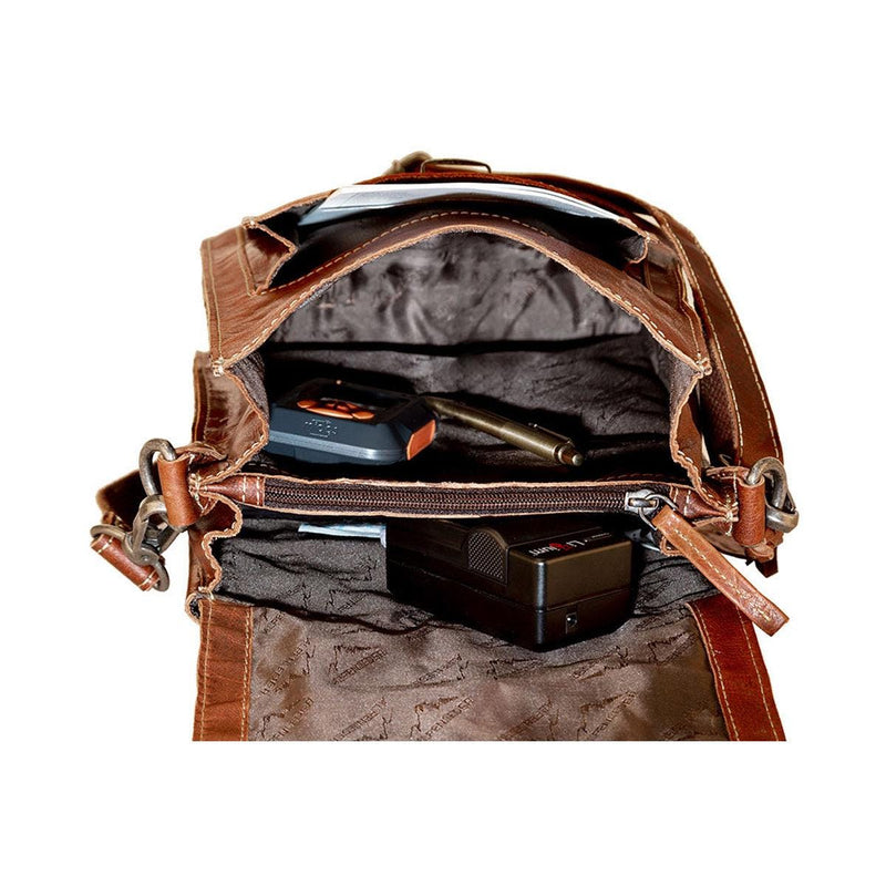 Zijkant van de tas met verstelbare leren schouderband