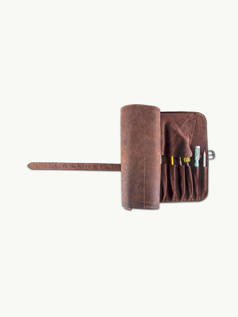 Detail van het leer en de stevige gespsluiting