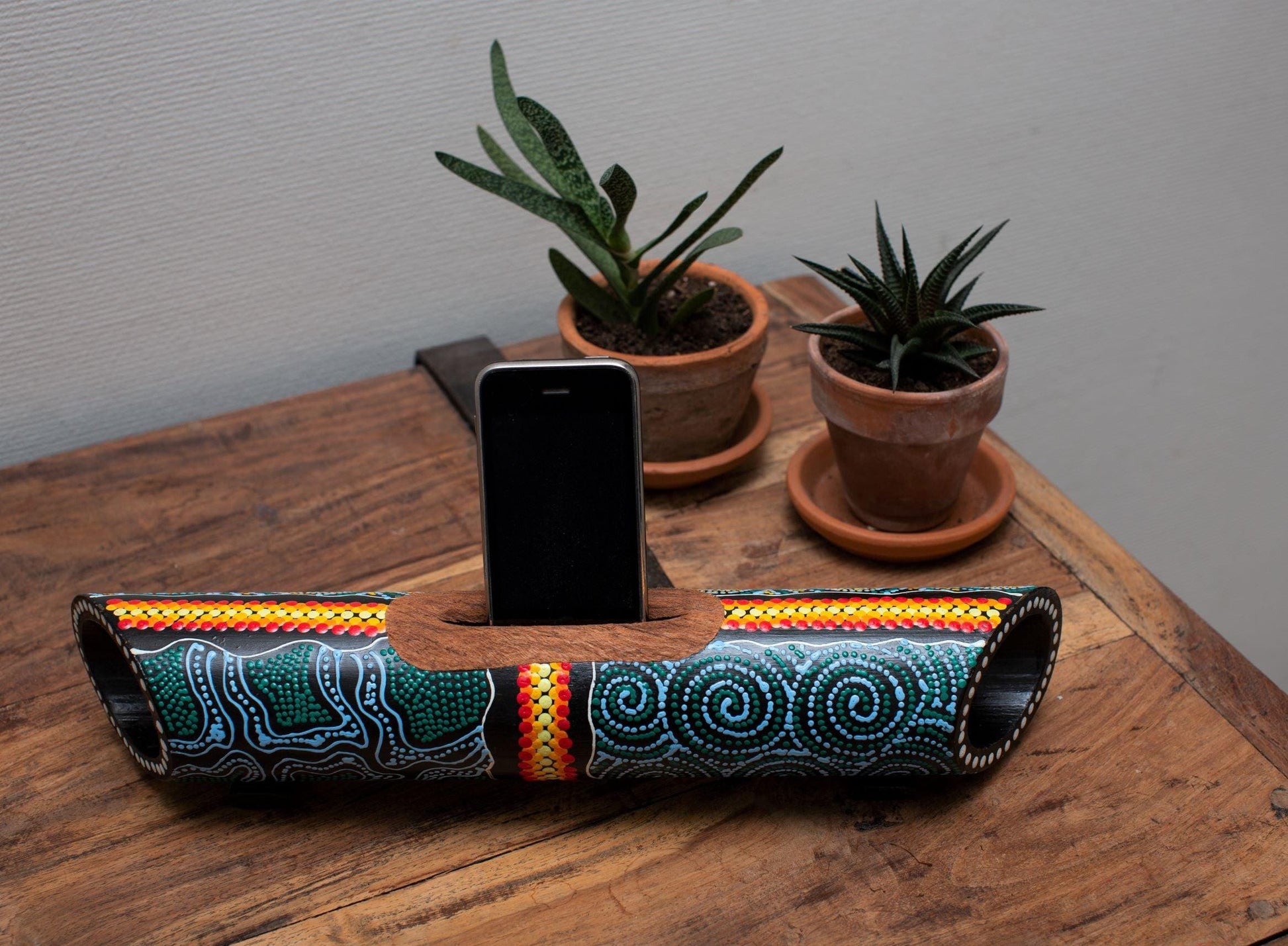bamboe luidspreker & smartphonehouder – handbeschilderd in aboriginal-stijl
