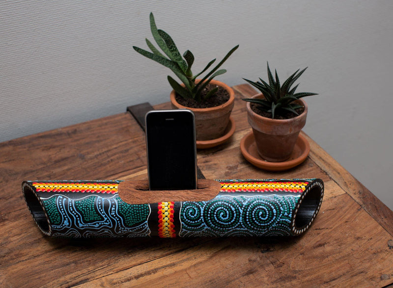 bamboe luidspreker & smartphonehouder – handbeschilderd in aboriginal-stijl